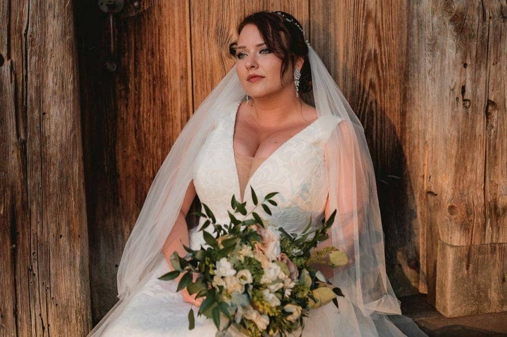 JAKIE OZDOBY NA SUKNI ŚLUBNEJ DLA PAŃ PLUS SIZE?