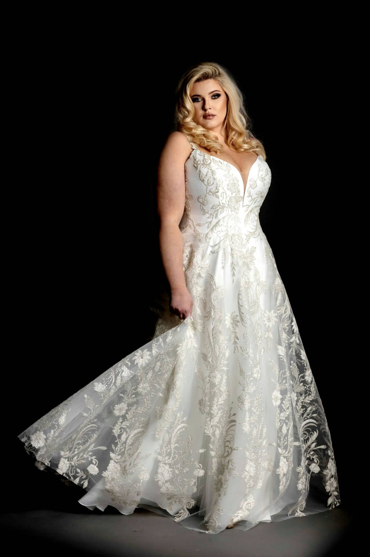 Model-Charlotte-gorset-BR-suknia-slubna-plus-size-3006_V2-scaled