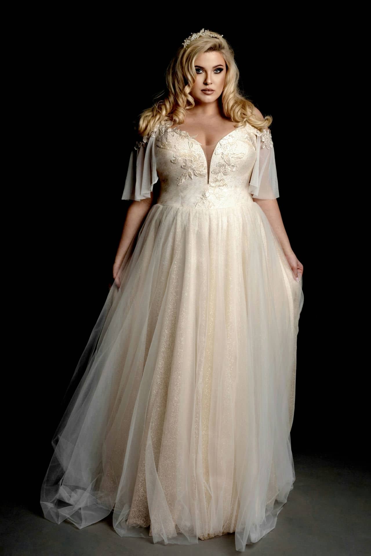 Model-Denis-gorset-RFA-suknia-slubna-plus-size-3006_V3-scaled