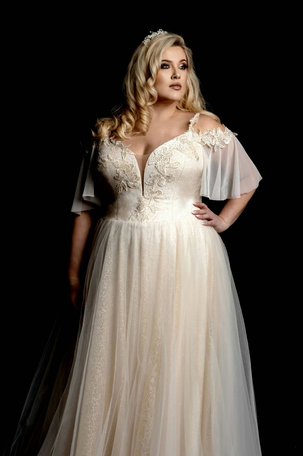 Model-Denis-gorset-RFA-suknia-slubna-plus-size-3006_V6-scaled