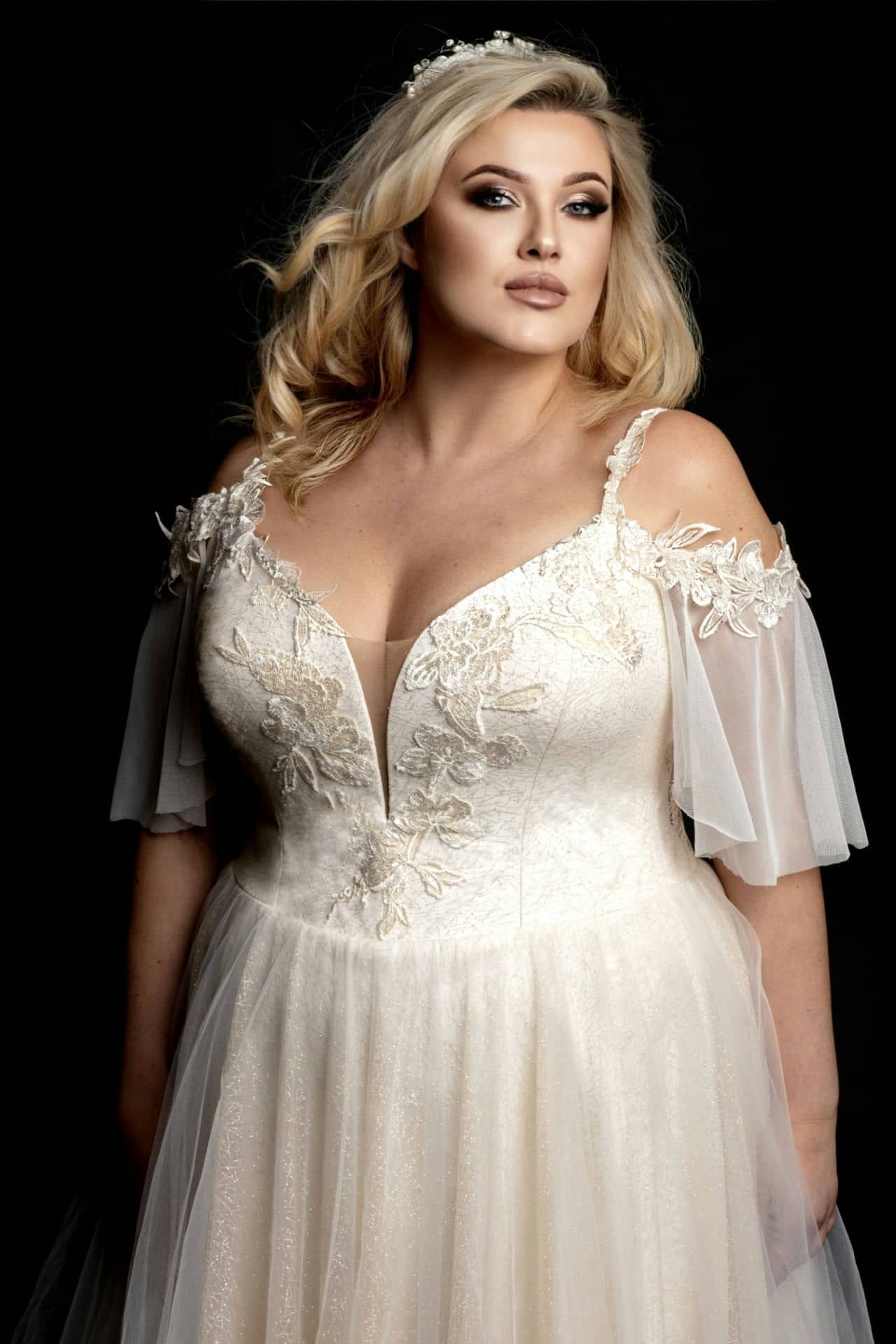 Model-Denis-gorset-RFA-suknia-slubna-plus-size-3006_V7-scaled