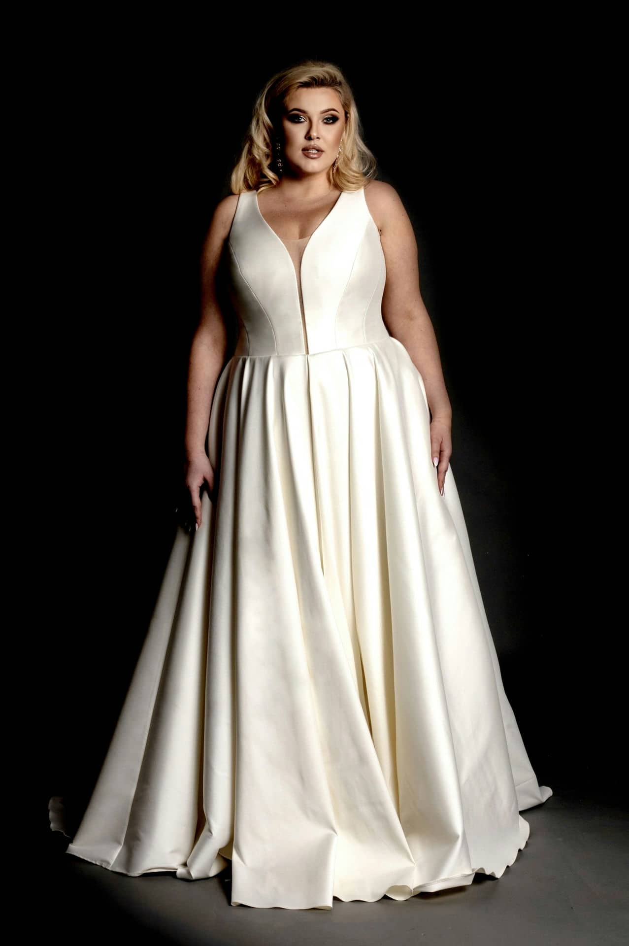 Model Edith Gorset BR Suknia Slubna Plus Size 3006 V3 Scaled 1