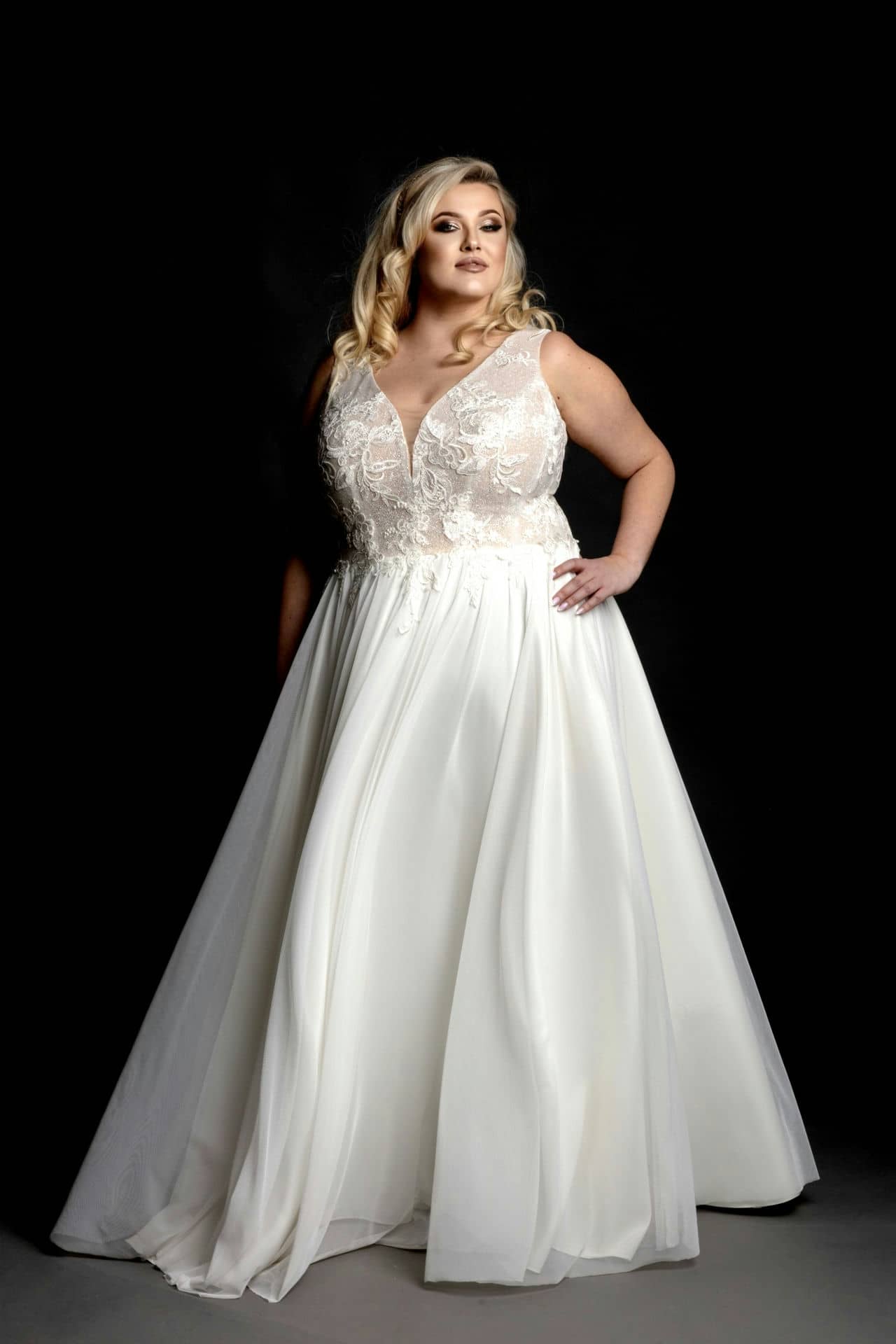 Model-Emily-bezgorset-BR-suknia-slubna-plus-size-30.06_V1-1-scaled