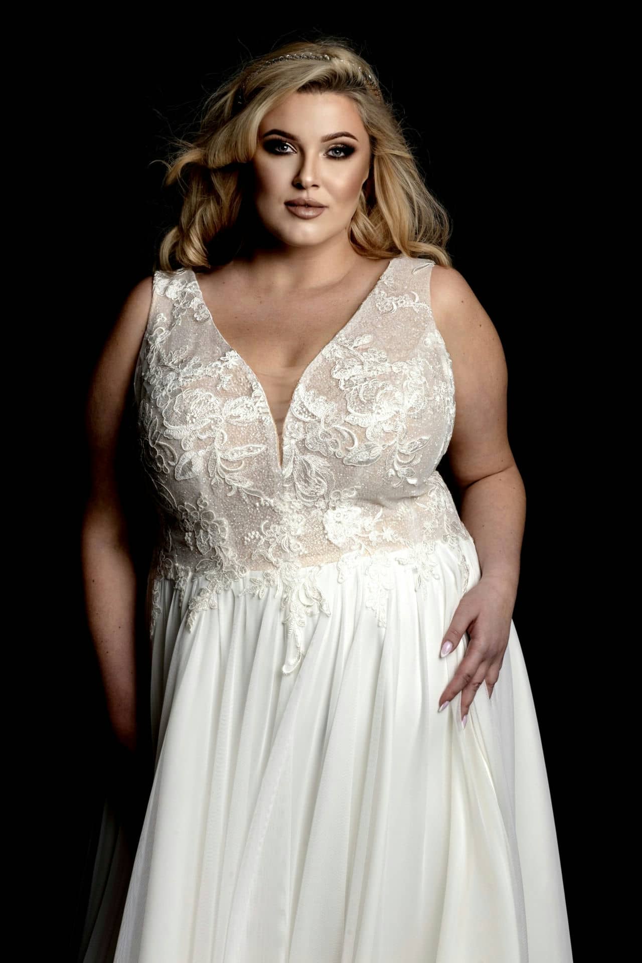 Model-Emily-bezgorset-BR-suknia-slubna-plus-size-30.06_V4-1-scaled