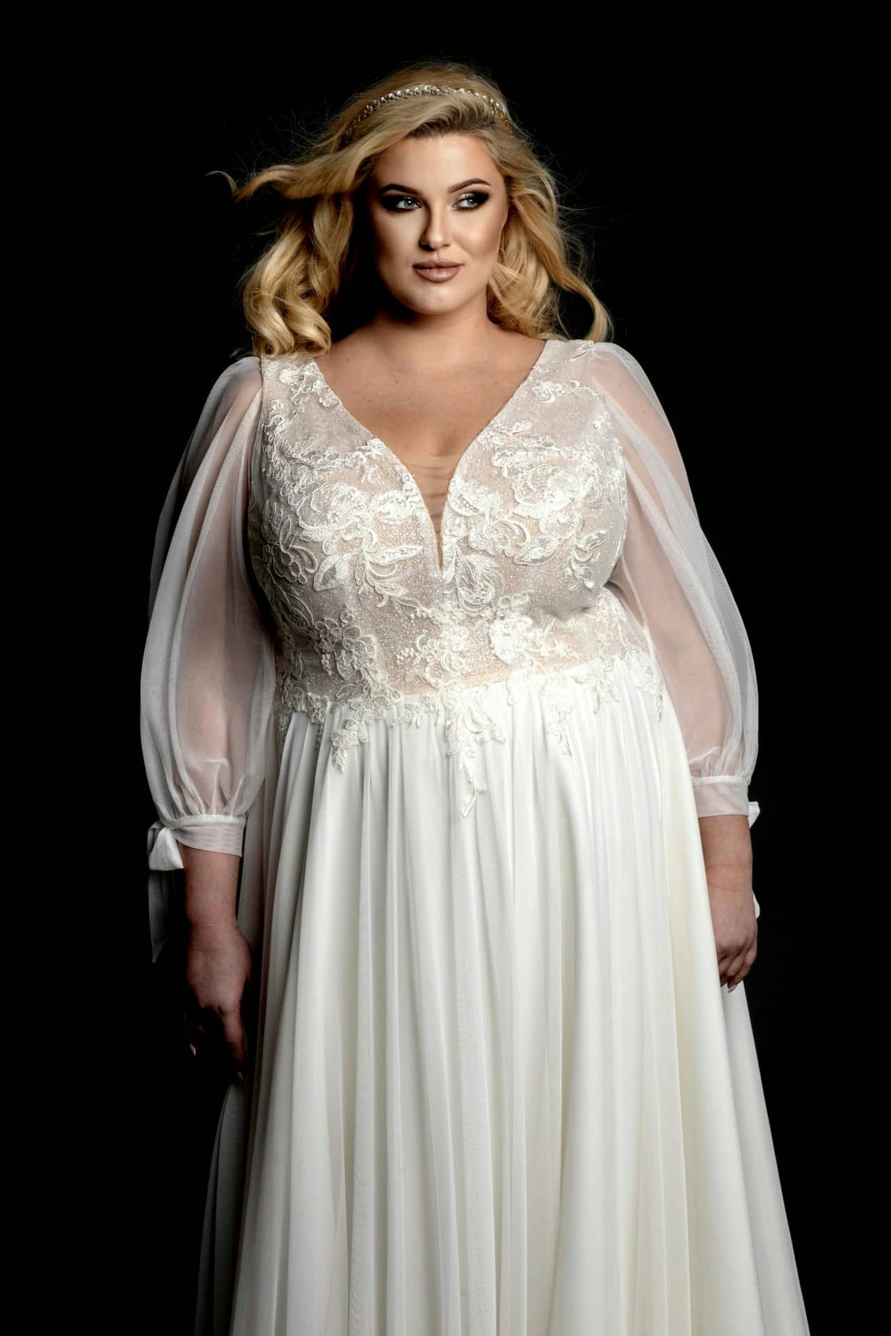 Model-Emily-bezgorset-R-suknia-slubna-plus-size-30.06_V6-scaled