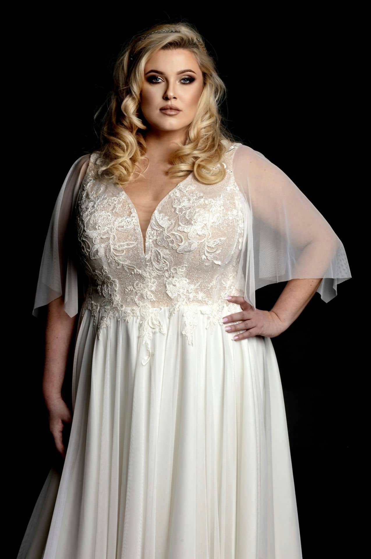 Model-Emily-bezgorset-RFL-suknia-slubna-plus-size-30.06_V7-1-scaled