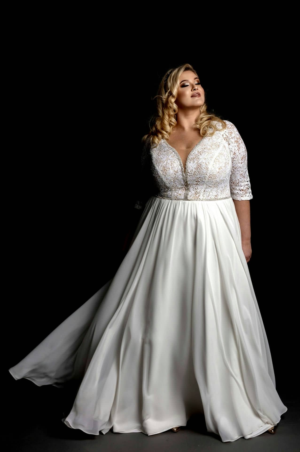 Model-Emma-bezgorset-R-suknia-slubna-plus-size-30.06_V1-scaled
