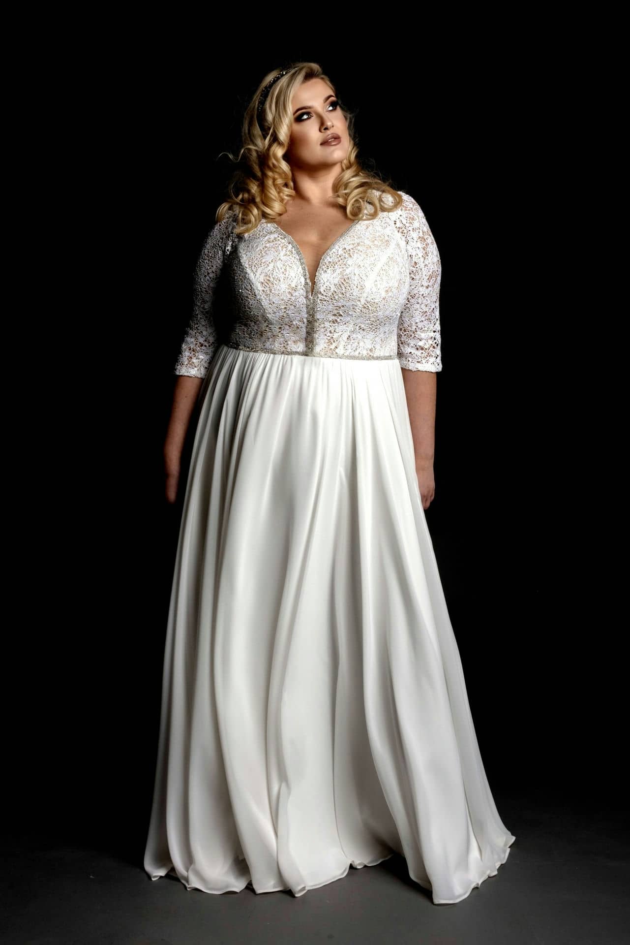 Model-Emma-bezgorset-R-suknia-slubna-plus-size-30.06_V2-scaled
