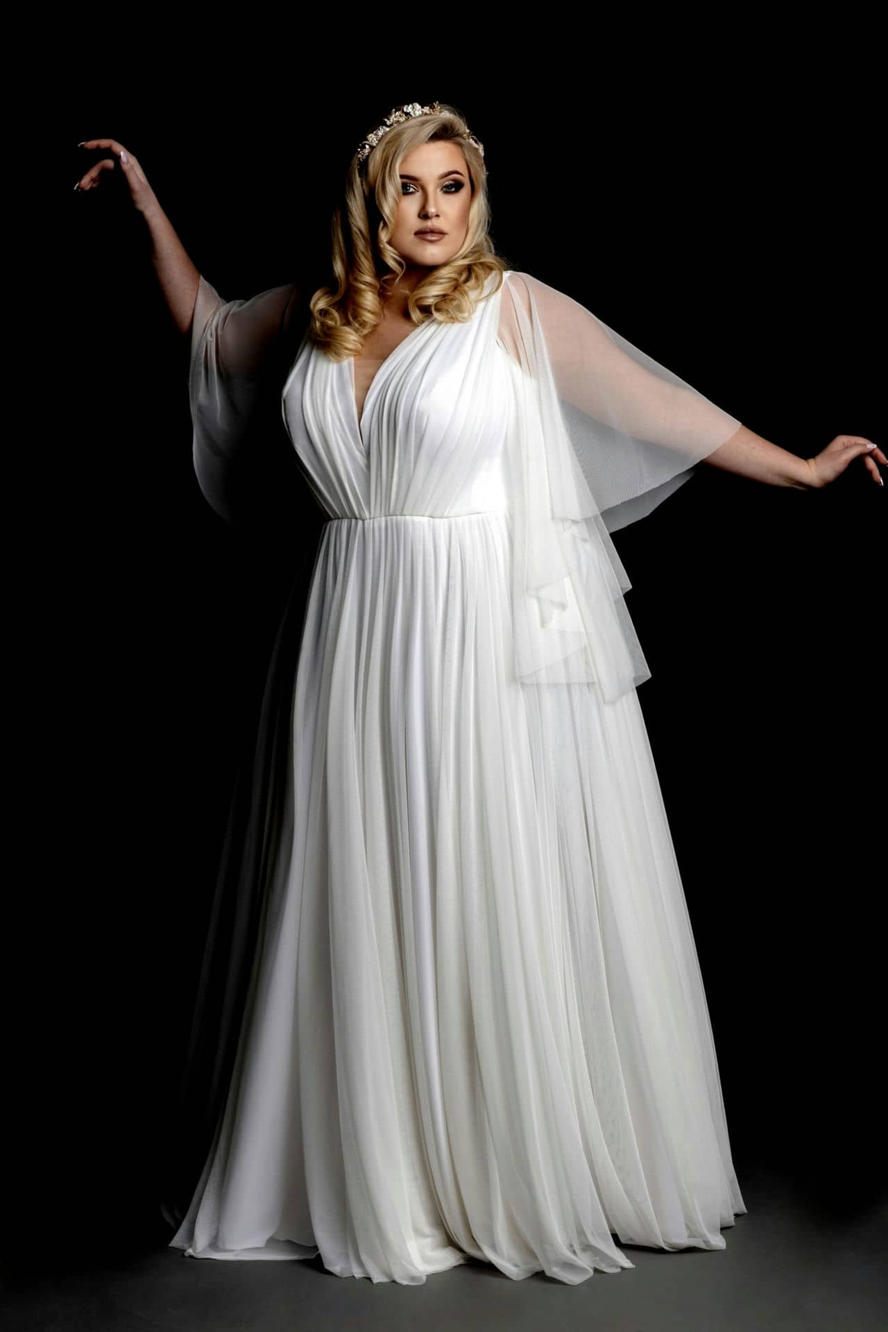 Model-Jasmine-bezgorset-R-suknia-slubna-plus-size-30.06_V1-scaled