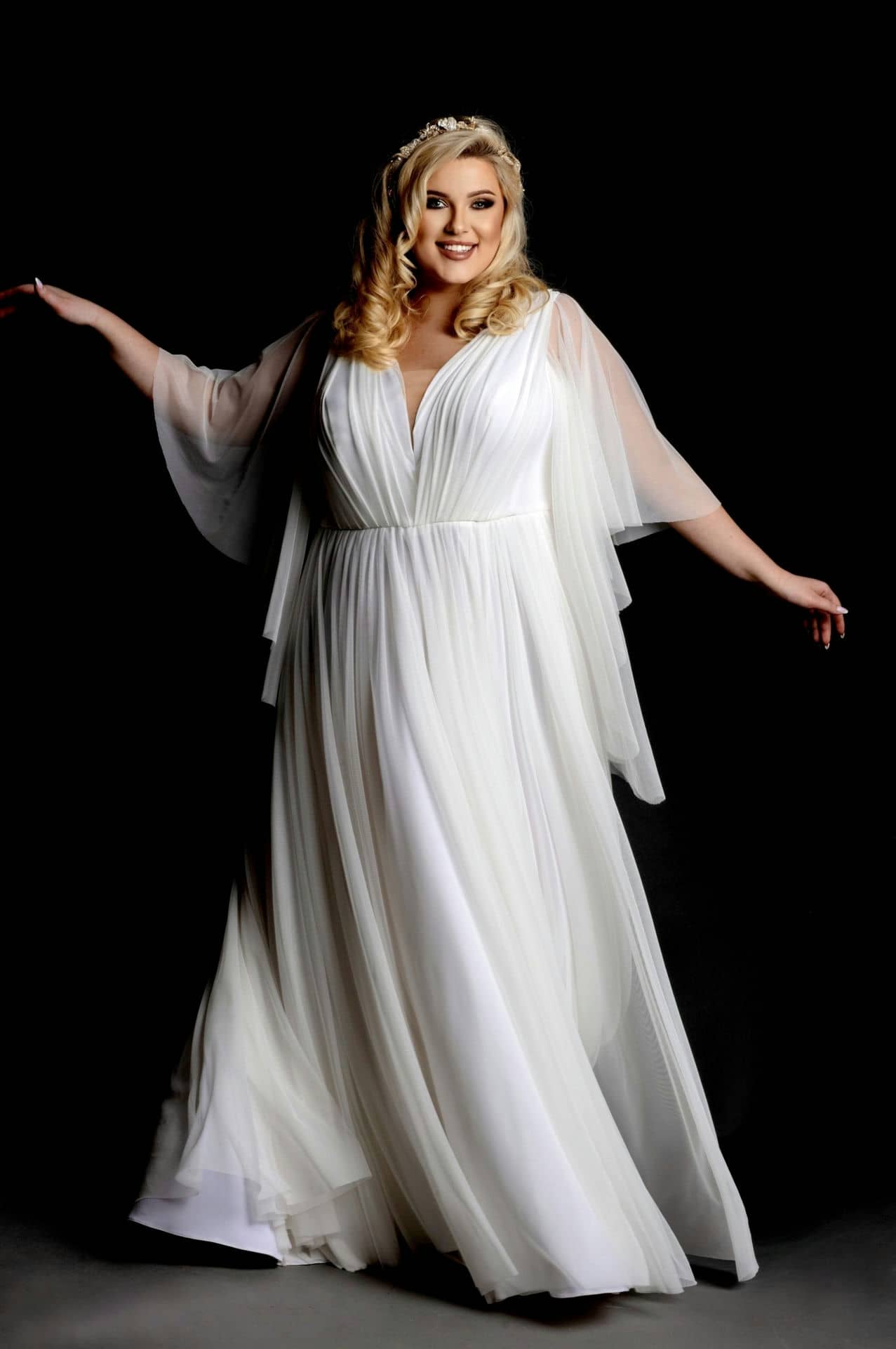 Model-Jasmine-bezgorset-R-suknia-slubna-plus-size-30.06_V3-scaled