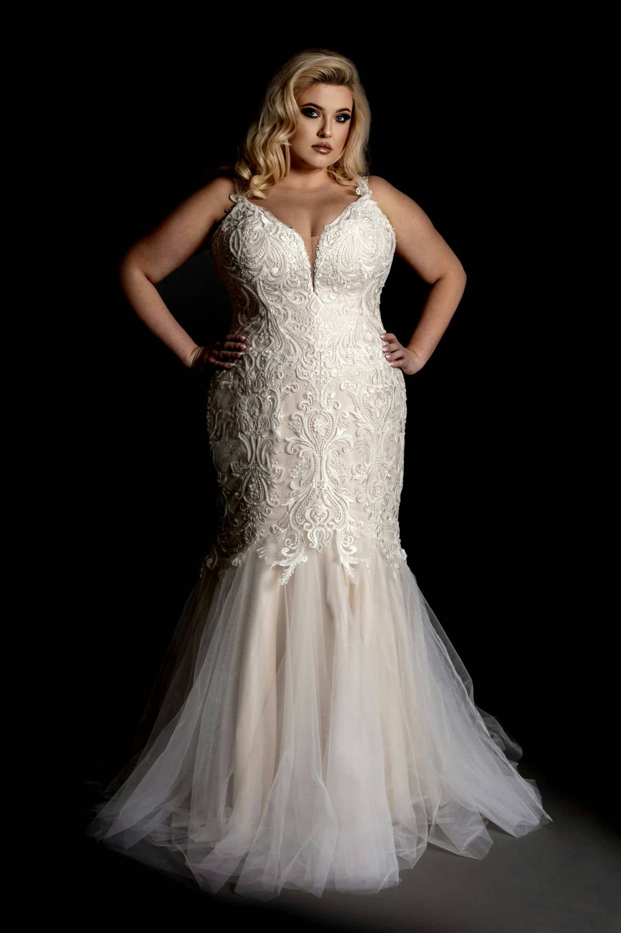 Model-Lily-gorset-BR-suknia-slubna-plus-size-3006_V1-scaled