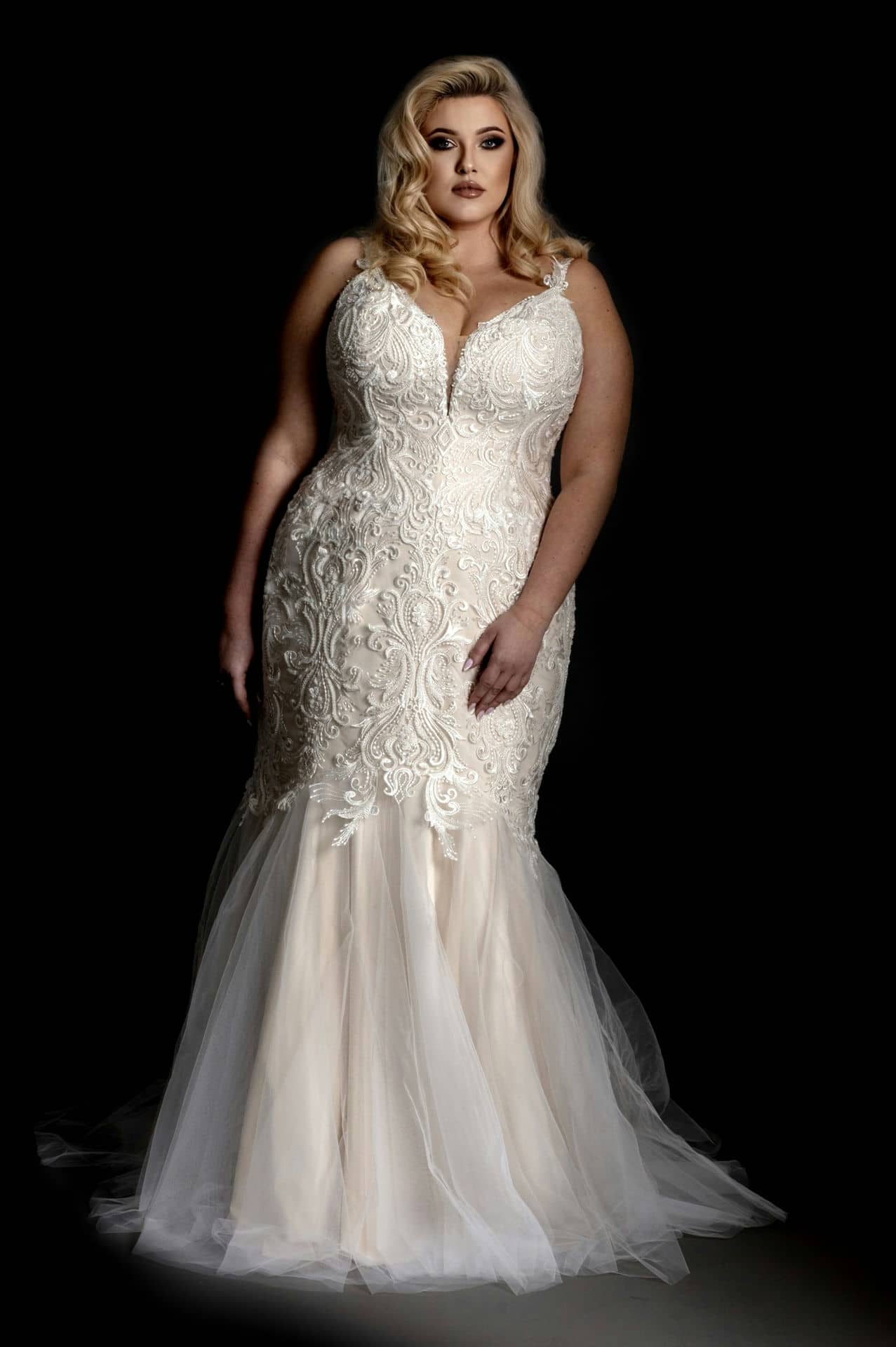 Model-Lily-gorset-BR-suknia-slubna-plus-size-3006_V3-scaled