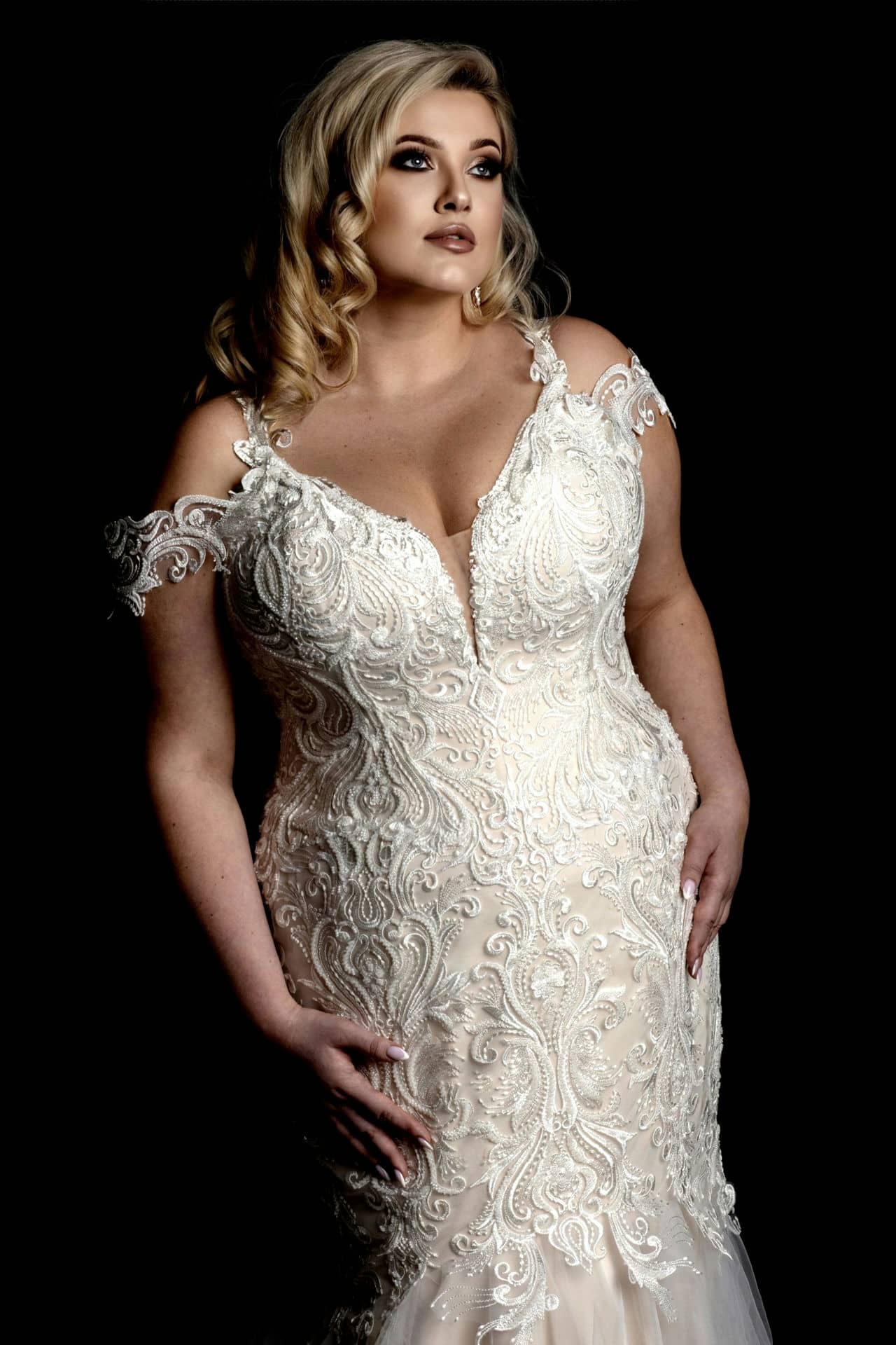 Model-Lily-gorset-R-suknia-slubna-plus-size-3006-scaled